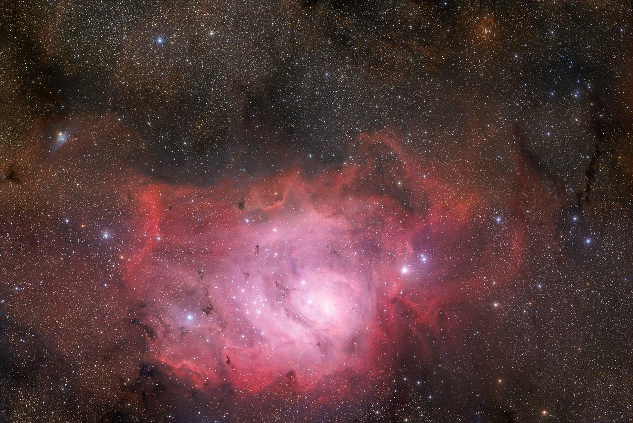 As Nebulosas: Berçários Cósmicos e Relíquias Estelares